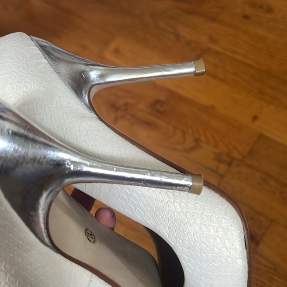 Worthington White/ Silver Faux Snakeskin Pump - Picture 4 of 5